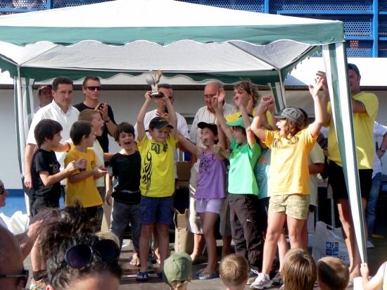 L’équipe de moins de 7 ans remporte sa catégorie et reçoit son trophée.